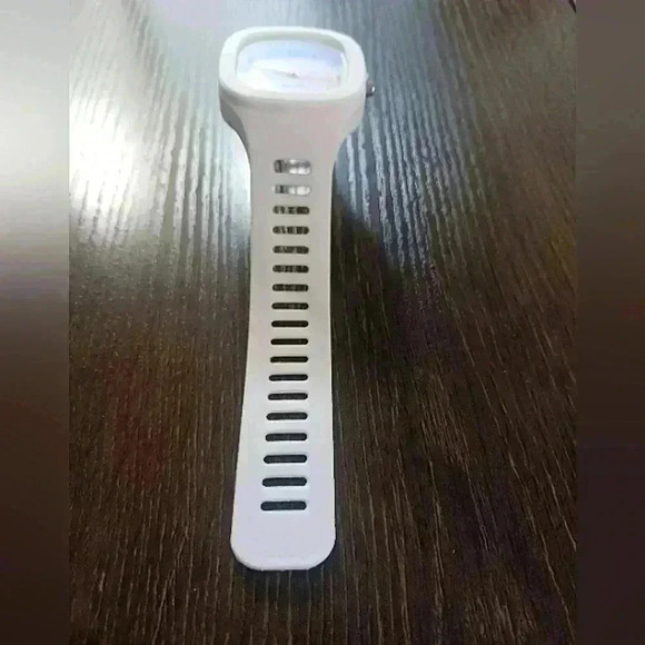 Square quartz watch - Picture 5 of 7